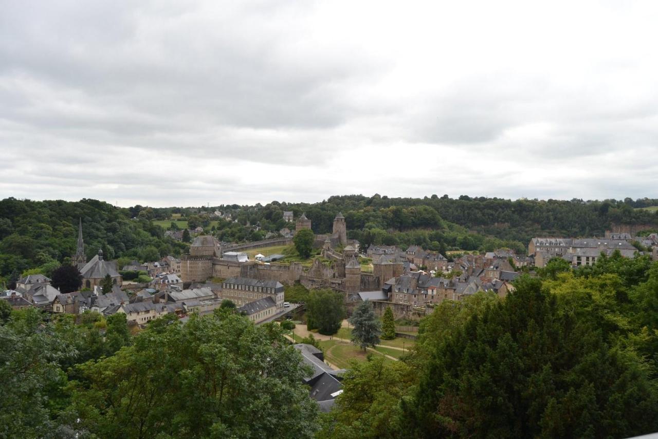 Mercier De Montigny - Les Chambres Du Beffroi - Spa Et Massage Fougères Buitenkant foto